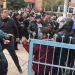 Escuela 21 de Trelew: enfrentamientos entre la Policía y padres tras denuncias por presuntos abusos