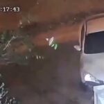 Destrozó un portón al chocar y se fugó: lo captaron las cámaras