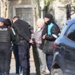 Un hombre se arrojó sobre una camioneta en pleno centro de Trelew