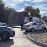 Fuerte choque en Trelew: una mujer resultó herida y dos postes terminaron derribados
