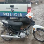 Circulaba en una moto sin patente y descubrieron que tenía pedido de captura en Trelew