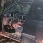 Sorprendieron a un joven dentro de un auto e intentó escapar de la Policía